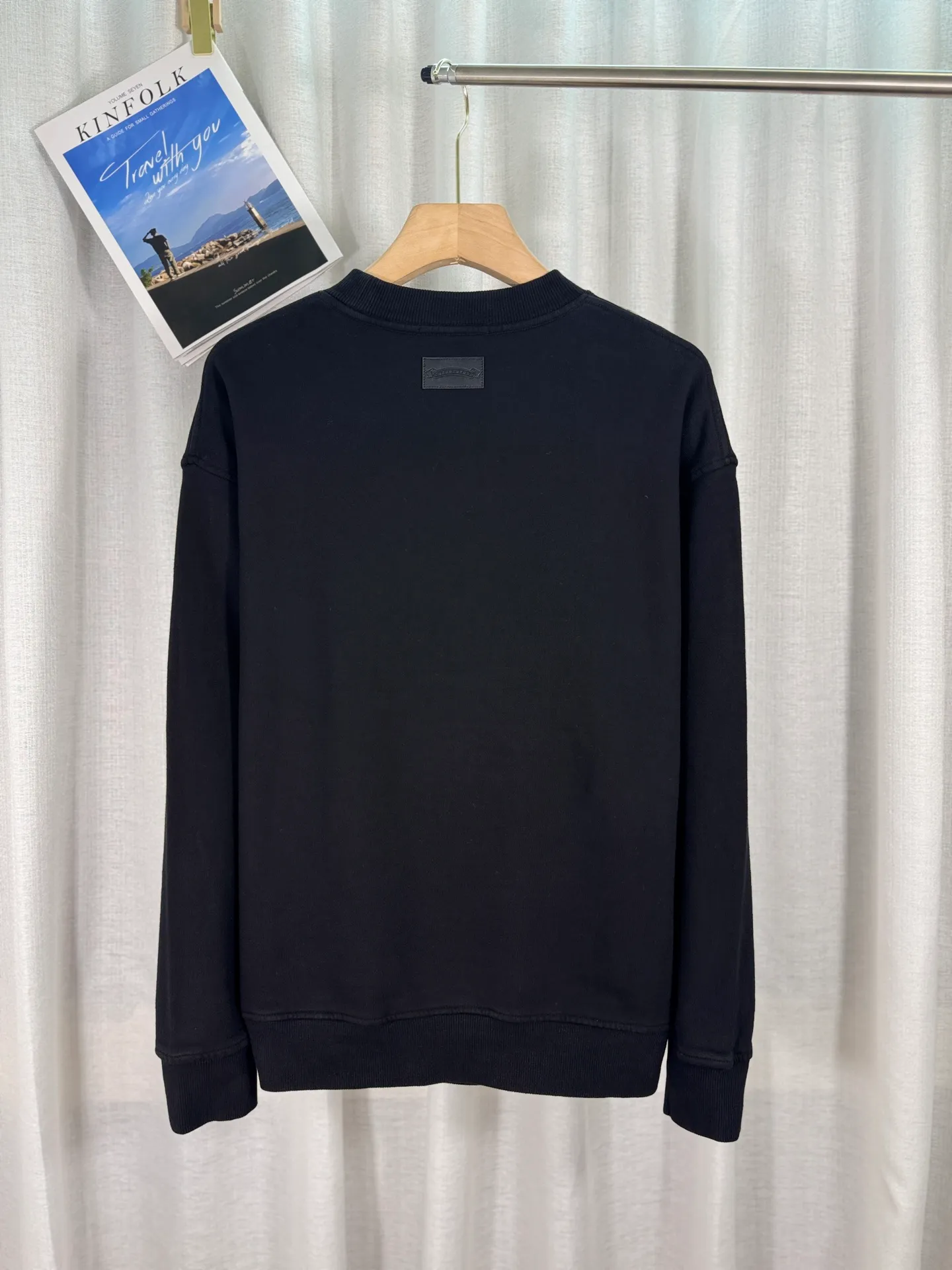 P260 top version, real shot without P, ​​different from market currency) 𝗖𝗵𝗿𝗼𝗺𝗲 𝗛𝗲𝗮𝗿𝘁𝘀/Cro Heart 2025 washed patch embroidery autumn and winter new original single counter American laser burnt 3D three-dimensional color embroidered couple casual sweatshirt 👑The highest version! Customized fabric 420g tripe terry fabric! American acid-washed and distressed original fabric laser burnt ✟appliqué embroidery and exquisite embroidery of letters! The best-selling model in the counter, very comfortable to wear. Accessories: original molded and authenticated collar label➕100% silk wash label. Genuine purchase-grade original hangtag➕matching hanging rope➕3D hanging beads➕original packaging bag. Craftsmanship: The original version has consistent wiring! The highest version of the armhole matching technique! Color: White Black Size: S M L XL Style No.: 9313